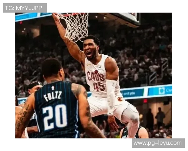 米切尔半场表现稳定15分钟内高效砍下14分2板助力球队进攻 米切尔半场表现稳定15分钟内高效砍下14分2板助力球队进攻